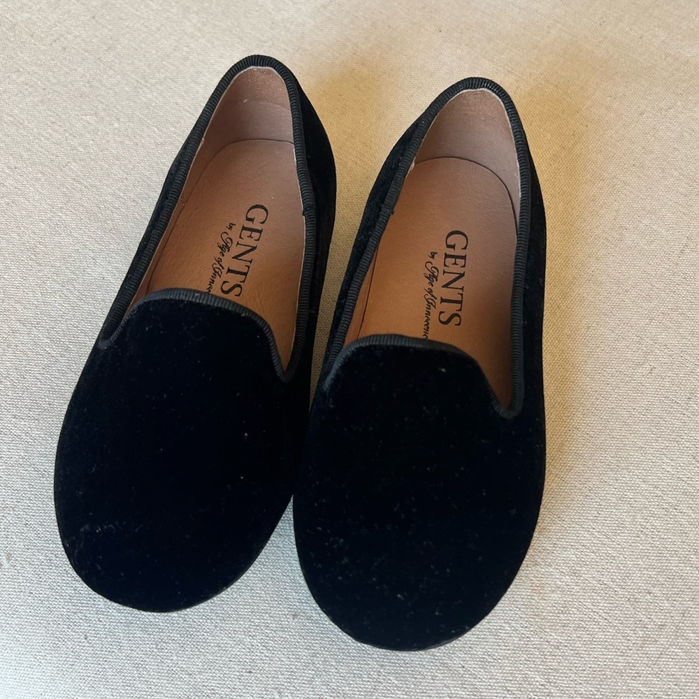 Like new Age of Innocence Milo Black Velvet toddler boys loafers. Size 6T